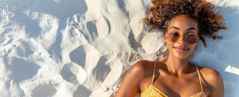 ai generado mujer en naranja bikini relajante en playa foto