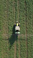 Traktor Sprays das Feld oben Aussicht video