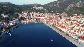 aéreo Visão do hvar cidade dentro a ilha do hvar dentro Croácia. video