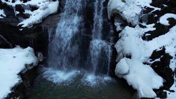 Visualizza di un' cascata durante inverno. freddo e brina nel il foresta. inverno avventura e escursionismo. kozice cascata vicino fojnica nel bosnia e erzegovina. video