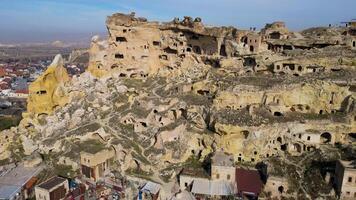 antenn Drönare se de gammal troglodyte lösning av cavusin, i Kappadokien, Kalkon. detta plats är del av de goreme nationell parkera och de sten webbplatser av cappadocia inskriven som en unesco webbplats. video