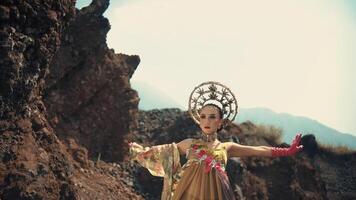 Frau im elegant Jahrgang Kleid und Kopfbedeckung posieren im ein robust Landschaft. video