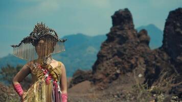 femme dans traditionnel tenue avec montagnes dans le Contexte. video