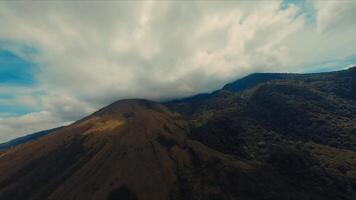 dramático cloudscape sobre uma sereno montanha paisagem, representando a beleza do intocado natureza. video