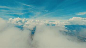 Antenne Aussicht von flauschige Wolkenlandschaft mit klar Blau Himmel, Ideal zum Hintergründe oder Natur Themen. video