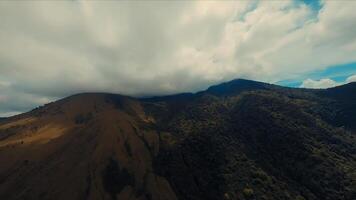 majestätisk berg landskap med moln svävande över de toppar, lämplig för bakgrunder och natur teman. video