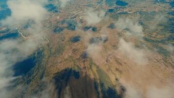 aereo Visualizza di un' diverso paesaggio con nuvole getto ombre al di sopra di montagne e valli. video