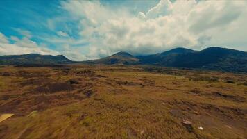 cênico panorama com rolando colinas e nublado céu, ideal para fundos ou natureza temas. video