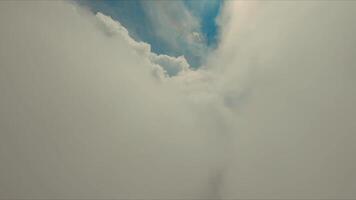 expansif bleu ciel avec doux blanc des nuages, idéal pour arrière-plans ou la nature thèmes. video