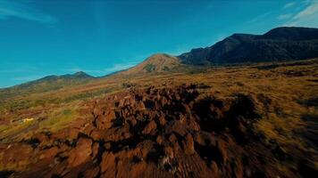 cênico Visão do uma iluminado pelo sol montanha declive com seco Relva e escasso vegetação debaixo uma Claro azul céu. video