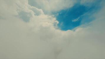 expansiv Blau Himmel mit flauschige Weiß Wolken, Ideal zum Hintergrund oder Natur Themen. video