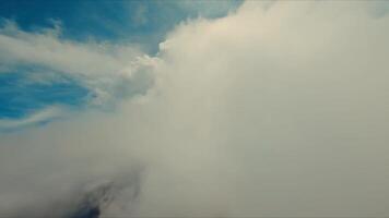 resumen antecedentes de azul cielo con mullido blanco nubes, con un soñador y suave atención efecto. video