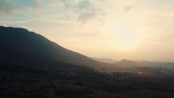 lever du soleil plus de une serein Montagne paysage avec doux lumière et une tranquille atmosphère. video