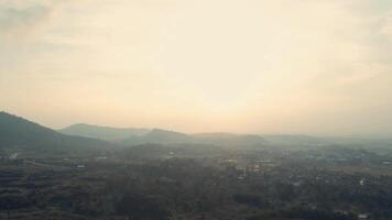 enevoado montanha panorama às alvorecer com suave luz e em camadas colinas. video