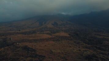 neblig Berg Landschaft beim Dämmerung mit texturiert Terrain und gedämpft Farben. video