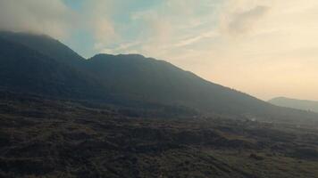 neblig Berg Landschaft beim Dämmerung mit Sanft Licht und rollen Hügel. video