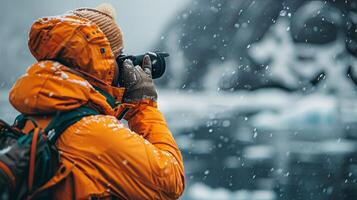 ai generado persona en amarillo chaqueta tomando imagen en nieve foto