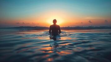 ai generado persona sentado en tabla de surf en Oceano a puesta de sol foto