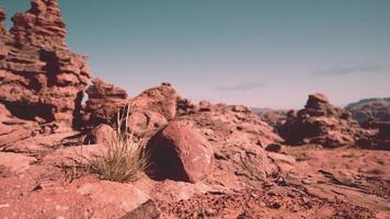 une Roche formation dans le milieu de une désert video