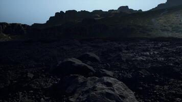 un' roccioso montagna con un' pochi rocce nel il primo piano video