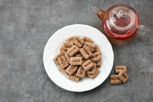 kue sagu o sagú muerde, sano galletas hecho desde sagú harina, tapioca harina, bajo grasa manteca, y chocolate foto