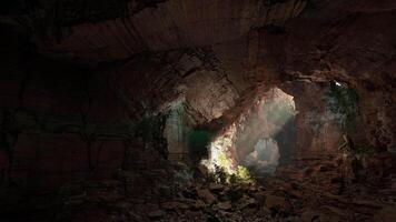 une la grotte rempli avec beaucoup de rochers et l'eau video