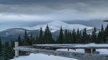 temps laps de des nuages bouge toi plus de monter hoverla dans Carpates montagnes. video