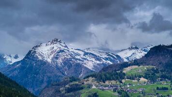 Tempo lapso do chuva nuvens comovente sobre Vila e lindo montanha do a dolomitas. tirol. Itália. ampliação fora. 4k video