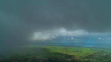 tempo periodo di pioggia nuvole in movimento al di sopra di verde valle. nuvole prima un' temporale. video