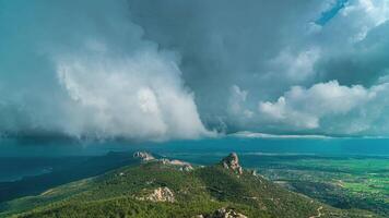 temps laps de pluie des nuages en mouvement plus de montagnes. des nuages avant une orage. video