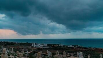 Zeit Ablauf von Regen Wolken ziehen um Über das Meer Küste. Wolken Vor ein Gewitter. video