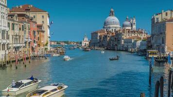 temps laps de Venise grandiose canal dans Italie. circulation bateaux et navires sur le grandiose canal. video