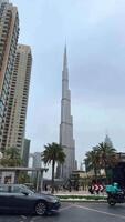 dubai città, grattacieli nel il città, moderno città, opus edificio nel il dubai città, moderno città costruzione. alto qualità 4k metraggio video