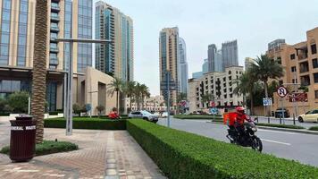 dubai ciudad, rascacielos en el ciudad, moderno ciudad, opus edificio en el dubai ciudad, moderno ciudad edificio. alto calidad 4k imágenes video