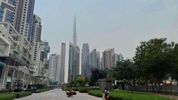 Dubai ville, grattes ciels dans le ville, moderne ville, opus bâtiment dans le Dubai ville, moderne ville bâtiment. haute qualité 4k métrage video