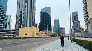 Dubai stad, wolkenkrabbers in de stad, modern stad, opus gebouw in de Dubai stad, modern stad gebouw. hoog kwaliteit 4k beeldmateriaal video