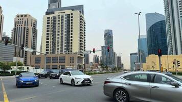 Dubai Stadt, Wolkenkratzer im das Stadt, modern Stadt, Opus Gebäude im das Dubai Stadt, modern Stadt Gebäude. hoch Qualität 4k Aufnahmen video