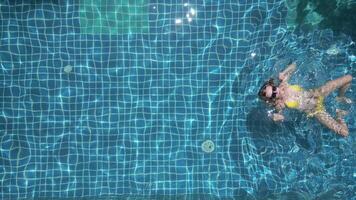 caucasico donna nuoto su il indietro nel il piscina nel lento movimento. video