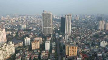 aéreo ver de el aire contaminado horizonte de Hanoi, Vietnam video