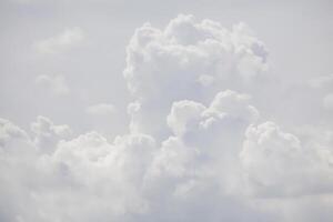 sereno gris cielo con suave blanco nubes, textura y antecedentes concepto. foto