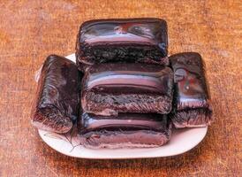 horneado chocolate duende en un plato parte superior ver en oscuro madera mesa foto