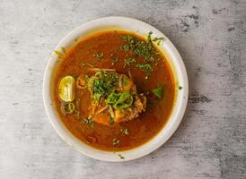 picante pollo nihari servido en un plato aislado en antecedentes parte superior ver de indio y pakistaní desi comida foto