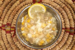 pollo maíz sopa con limón servido en cuenco aislado en antecedentes parte superior ver Arábica estilo foto