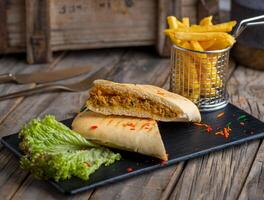 pollo seta panini con papas fritas aislado en corte tablero lado ver de comida rápida en de madera antecedentes foto