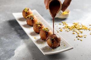 Nutella chocolate bombas pelotas servido en plato aislado en mesa parte superior ver de Arábica desayuno foto