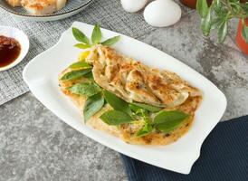 albahaca con huevo y cebollino tortita galletas envolver servido en plato aislado en servilleta parte superior ver en mesa Taiwán comida foto