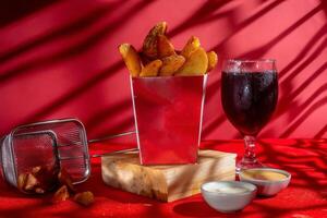 condimento patata papas fritas aislado en de madera tablero con mayonesa inmersión y frío bebida lado ver foto