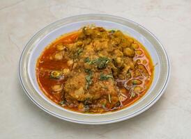 servido en plato aislado en mesa parte superior ver de indio y pakistaní picante comida foto