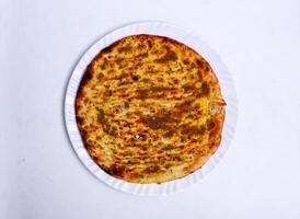achari naan servido en plato aislado en gris antecedentes parte superior ver de pakistaní comida foto