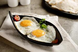 soleado sider huevo servido en un plato aislado en gris antecedentes lado ver rápido comida foto